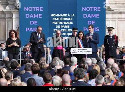 (190419) -- PARIS, 19. April 2019 (Xinhua) -- die Pariser Bürgermeisterin Anne Hidalgo spricht eine Gedenkfeier für die Kathedrale Notre Dame de Paris vor dem Hotel de Ville in Paris, Frankreich, 18. April 2019. Am Donnerstag fand eine Zeremonie vor dem Hotel de Ville in Paris statt, um der Kathedrale Notre Dame de Paris zu gedenken, die am Montagnachmittag in Paris in Brand geriet. (Xinhua/Gao Jing) FRANKREICH-PARIS-NOTRE DAME DE PARIS-GEDENKZEREMONIE PUBLICATIONxNOTxINxCHN Stockfoto