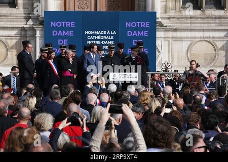 (190419) -- PARIS, 19. April 2019 (Xinhua) -- ein Künstler (R) des Violoncellos tritt während einer Gedenkfeier für die Kathedrale Notre Dame de Paris vor dem Hotel de Ville von Paris in Paris, Frankreich, am 18. April 2019 auf. Am Donnerstag fand eine Zeremonie vor dem Hotel de Ville in Paris statt, um der Kathedrale Notre Dame de Paris zu gedenken, die am Montagnachmittag in Paris in Brand geriet. (Xinhua/Gao Jing) FRANKREICH-PARIS-NOTRE DAME DE PARIS-GEDENKZEREMONIE PUBLICATIONxNOTxINxCHN Stockfoto