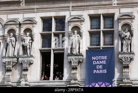 (190419) -- PARIS, 19. April 2019 (Xinhua) -- Menschen schauen aus dem Fenster, um eine Gedenkfeier für die Kathedrale Notre Dame de Paris vor dem Hotel de Ville von Paris in Paris, Frankreich, 18. April 2019 zu sehen. Am Donnerstag fand eine Zeremonie vor dem Hotel de Ville in Paris statt, um der Kathedrale Notre Dame de Paris zu gedenken, die am Montagnachmittag in Paris in Brand geriet. (Xinhua/Gao Jing) FRANKREICH-PARIS-NOTRE DAME DE PARIS-GEDENKZEREMONIE PUBLICATIONxNOTxINxCHN Stockfoto