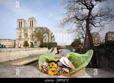 (190419) -- PARIS, 19. April 2019 (Xinhua) -- Blumen werden der Kathedrale Notre Dame de Paris nach einem großen Brand in Paris, Frankreich, am 18. April 2019 präsentiert. Der französische Präsident Emmanuel Macron versprach, die Kathedrale nach dem Inferno wieder aufzubauen. In zwei Tagen nach der verheerenden Explosion wurden Berichten zufolge fast eine Milliarde Dollar von Gebern aus der ganzen Welt zugesagt, darunter auch einigen großen Unternehmen. (Xinhua/Gao Jing) FRANCE-PARIS-NOTRE DAME DE PARIS-FLOWERS PUBLICATIONxNOTxINxCHN Stockfoto