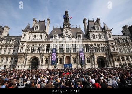 (190419) -- PARIS, 19. April 2019 (Xinhua) -- Menschen nehmen an einer Gedenkfeier für die Kathedrale Notre Dame de Paris vor dem Hotel de Ville in Paris, Frankreich, 18. April 2019 Teil. Am Donnerstag fand eine Zeremonie vor dem Hotel de Ville in Paris statt, um der Kathedrale Notre Dame de Paris zu gedenken, die am Montagnachmittag in Paris in Brand geriet. (Xinhua/Gao Jing) FRANKREICH-PARIS-NOTRE DAME DE PARIS-GEDENKZEREMONIE PUBLICATIONxNOTxINxCHN Stockfoto