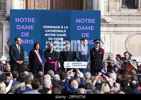 (190419) -- PARIS, 19. April 2019 (Xinhua) -- ein Künstler (R) des Violoncellos tritt während einer Gedenkfeier für die Kathedrale Notre Dame de Paris vor dem Hotel de Ville von Paris in Paris, Frankreich, am 18. April 2019 auf. Am Donnerstag fand eine Zeremonie vor dem Hotel de Ville in Paris statt, um der Kathedrale Notre Dame de Paris zu gedenken, die am Montagnachmittag in Paris in Brand geriet. (Xinhua/Gao Jing) FRANKREICH-PARIS-NOTRE DAME DE PARIS-GEDENKZEREMONIE PUBLICATIONxNOTxINxCHN Stockfoto