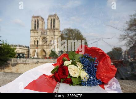 (190419) -- PARIS, 19. April 2019 (Xinhua) -- Blumen werden der Kathedrale Notre Dame de Paris nach einem großen Brand in Paris, Frankreich, am 18. April 2019 präsentiert. Der französische Präsident Emmanuel Macron versprach, die Kathedrale nach dem Inferno wieder aufzubauen. In zwei Tagen nach der verheerenden Explosion wurden Berichten zufolge fast eine Milliarde Dollar von Gebern aus der ganzen Welt zugesagt, darunter auch einigen großen Unternehmen. (Xinhua/Gao Jing) FRANCE-PARIS-NOTRE DAME DE PARIS-FLOWERS PUBLICATIONxNOTxINxCHN Stockfoto