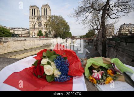 (190419) -- PARIS, 19. April 2019 (Xinhua) -- Blumen werden der Kathedrale Notre Dame de Paris nach einem großen Brand in Paris, Frankreich, am 18. April 2019 präsentiert. Der französische Präsident Emmanuel Macron versprach, die Kathedrale nach dem Inferno wieder aufzubauen. In zwei Tagen nach der verheerenden Explosion wurden Berichten zufolge fast eine Milliarde Dollar von Gebern aus der ganzen Welt zugesagt, darunter auch einigen großen Unternehmen. (Xinhua/Gao Jing) FRANCE-PARIS-NOTRE DAME DE PARIS-FLOWERS PUBLICATIONxNOTxINxCHN Stockfoto