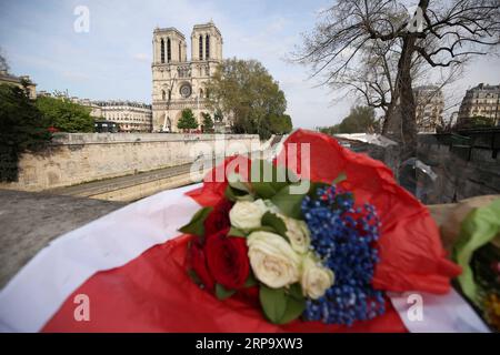 (190419) -- PARIS, 19. April 2019 (Xinhua) -- Blumen werden der Kathedrale Notre Dame de Paris nach einem großen Brand in Paris, Frankreich, am 18. April 2019 präsentiert. Der französische Präsident Emmanuel Macron versprach, die Kathedrale nach dem Inferno wieder aufzubauen. In zwei Tagen nach der verheerenden Explosion wurden Berichten zufolge fast eine Milliarde Dollar von Gebern aus der ganzen Welt zugesagt, darunter auch einigen großen Unternehmen. (Xinhua/Gao Jing) FRANCE-PARIS-NOTRE DAME DE PARIS-FLOWERS PUBLICATIONxNOTxINxCHN Stockfoto