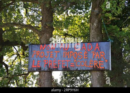 Banderoles et panneaux d’opposition à l’implation d’un Centre d’accueil de demandeurs d’asile (CADA) dans la petite commune rurale de Beyssenac e Stockfoto