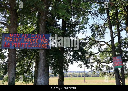 Banderoles et panneaux d’opposition à l’implation d’un Centre d’accueil de demandeurs d’asile (CADA) dans la petite commune rurale de Beyssenac e Stockfoto