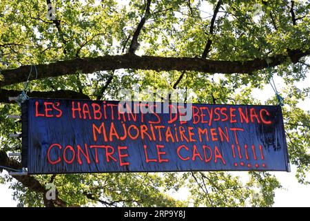 Banderoles et panneaux d’opposition à l’implation d’un Centre d’accueil de demandeurs d’asile (CADA) dans la petite commune rurale de Beyssenac e Stockfoto