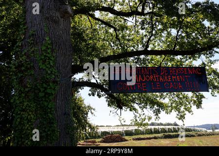 Banderoles et panneaux d’opposition à l’implation d’un Centre d’accueil de demandeurs d’asile (CADA) dans la petite commune rurale de Beyssenac e Stockfoto