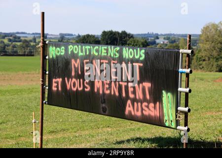 Banderoles et panneaux d’opposition à l’implation d’un Centre d’accueil de demandeurs d’asile (CADA) dans la petite commune rurale de Beyssenac e Stockfoto