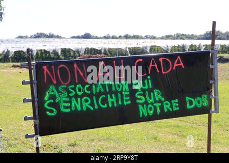 Banderoles et panneaux d’opposition à l’implation d’un Centre d’accueil de demandeurs d’asile (CADA) dans la petite commune rurale de Beyssenac e Stockfoto