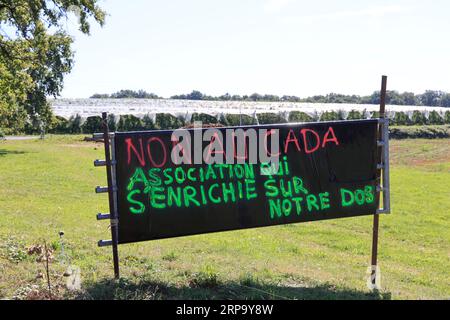 Banderoles et panneaux d’opposition à l’implation d’un Centre d’accueil de demandeurs d’asile (CADA) dans la petite commune rurale de Beyssenac e Stockfoto