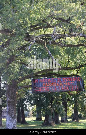 Banderoles et panneaux d’opposition à l’implation d’un Centre d’accueil de demandeurs d’asile (CADA) dans la petite commune rurale de Beyssenac e Stockfoto