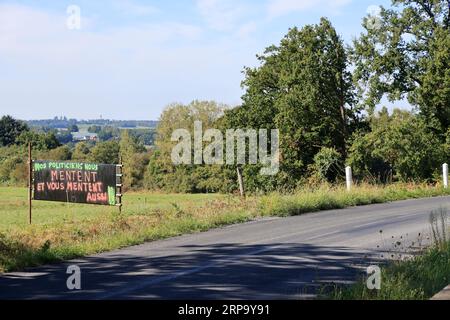 Banderoles et panneaux d’opposition à l’implation d’un Centre d’accueil de demandeurs d’asile (CADA) dans la petite commune rurale de Beyssenac e Stockfoto