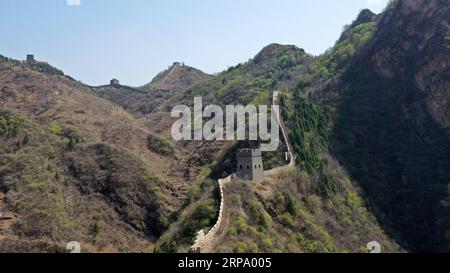 (190420) -- TIANJIN, 20. April 2019 (Xinhua) -- Luftaufnahme, aufgenommen am 19. April 2019, zeigt die große Mauer Huangyaguans im nördlichen Vorort Tianjin, Nordchina. Die Chinesische Mauer von Huangyaguan wurde vor mehr als 14 Jahrhunderten zu Grenzschutzzwecken errichtet. Die Struktur schlängelt sich etwa 3.000 Meter entlang der Berggebiete des heutigen Jizhou-Bezirks am Rande von Tianjin. (Xinhua/Li ran) CHINA-TIANJIN-HUANGYAGUAN GREAT WALL (CN) PUBLICATIONxNOTxINxCHN Stockfoto