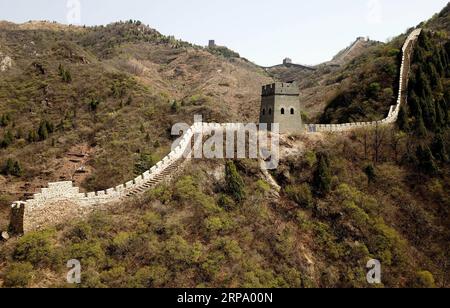 (190420) -- TIANJIN, 20. April 2019 (Xinhua) -- Luftaufnahme, aufgenommen am 19. April 2019, zeigt die große Mauer Huangyaguans im nördlichen Vorort Tianjin, Nordchina. Die Chinesische Mauer von Huangyaguan wurde vor mehr als 14 Jahrhunderten zu Grenzschutzzwecken errichtet. Die Struktur schlängelt sich etwa 3.000 Meter entlang der Berggebiete des heutigen Jizhou-Bezirks am Rande von Tianjin. (Xinhua/Yue Yuewei) CHINA-TIANJIN-HUANGYAGUAN GREAT WALL (CN) PUBLICATIONxNOTxINxCHN Stockfoto