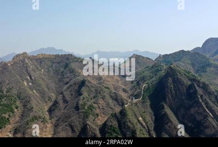 (190420) -- TIANJIN, 20. April 2019 (Xinhua) -- Luftaufnahme, aufgenommen am 19. April 2019, zeigt die große Mauer Huangyaguans im nördlichen Vorort Tianjin, Nordchina. Die Chinesische Mauer von Huangyaguan wurde vor mehr als 14 Jahrhunderten zu Grenzschutzzwecken errichtet. Die Struktur schlängelt sich etwa 3.000 Meter entlang der Berggebiete des heutigen Jizhou-Bezirks am Rande von Tianjin. (Xinhua/Li ran) CHINA-TIANJIN-HUANGYAGUAN GREAT WALL (CN) PUBLICATIONxNOTxINxCHN Stockfoto