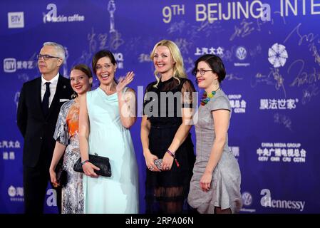 (190420) -- PEKING, 20. April 2019 (Xinhua) -- Mitglieder des Films Happier Times, Grump posieren für Fotos auf dem roten Teppich für die Abschlusszeremonie des neunten Beijing International Film Festival in Peking, Hauptstadt von China, 20. April 2019. (Xinhua/Meng Yongmin) CHINA-BEIJING-INT L FILM FESTIVAL-CLOSING (CN) PUBLICATIONxNOTxINxCHN Stockfoto