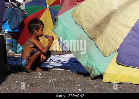 (190421) -- MANILA, 21. April 2019 (Xinhua) -- Ein Junge isst Eis in der Manila Bay in Manila, Philippinen, am 21. April 2019, Ostersonntag. (Xinhua/Rouelle Umali) MANILA *** 190421 MANILA 21. April 2019 Xinhua a Boy isst Eis in der Manila Bay in Manila auf den Philippinen am 21. April 2019 Ostersonntag Xinhua Rouelle Umali Manila PUBLICATIONxNOTxINxCHN - ZUMA XxjpbeE007162 20190421 PEPFNUM0AELLU001 Copyright: ExxIALLU001 Stockfoto