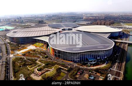 (190421) -- SHANGHAI, 21. April 2019 (Xinhua) -- Luftaufnahme vom 19. Oktober 2018 zeigt das National Exhibition and Convention Center (Shanghai), den Hauptort der ersten China International Import Expo (CIIE) in Shanghai, Ostchina. Als Finanzzentrum Chinas ist Shanghai ein gutes Beispiel für die enormen Veränderungen, die sich seit der Reform und Öffnung in China vollzogen haben. (Xinhua/Fan Jun) Shanghai CHINA *** 190421 SHANGHAI 21. April 2019 Xinhua Luftaufnahme aufgenommen am 19. Oktober 2018 zeigt das National Exhibition and Convention Center Shanghai, den Hauptort des ersten China Inter Stockfoto