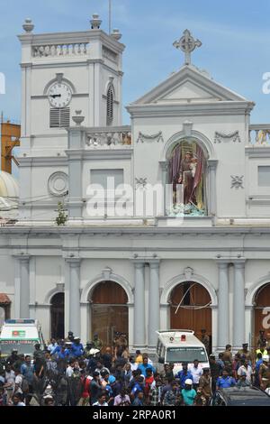 (190421) -- COLOMBO, 21. April 2019 (Xinhua) -- Menschen versammeln sich vor dem St. Anthony’s Church, wo am 21. April 2019 in Colombo, Sri Lanka, eine Explosion stattfand. Die Zahl der Todesopfer durch die zahlreichen Kirchen- und Hotelexplosionen in Sri Lanka am Sonntag stieg auf 70, während mehr als 260 andere verletzt wurden, sagte die Informationsabteilung des Landes, unter Berufung auf Krankenhausquellen. (Xinhua/Ha Pulacheqi) SRI LANKA-COLOMBO-BLASTS PUBLICATIONxNOTxINxCHN Stockfoto