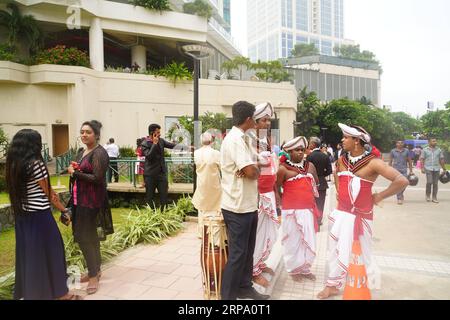 (190421) -- COLOMBO, 21. April 2019 (Xinhua) -- Tänzerinnen warten vor einem Hotel, wo am 21. April 2019 in Colombo, Sri Lanka, eine Explosion stattfand. Die Zahl der Todesopfer durch die mehrfachen Explosionen, die Sri Lanka am Sonntag erschütterten, ist auf 138 gestiegen, während etwa 500 Menschen verletzt wurden, zitierten lokale Medienberichte Krankenhausquellen. (Xinhua/Tang Lu) SRI LANKA-COLOMBO-BLASTS PUBLICATIONxNOTxINxCHN Stockfoto