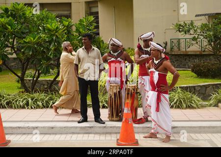 (190421) -- COLOMBO, 21. April 2019 (Xinhua) -- Tänzerinnen warten vor einem Hotel, wo am 21. April 2019 in Colombo, Sri Lanka, eine Explosion stattfand. Die Zahl der Todesopfer durch die mehrfachen Explosionen, die Sri Lanka am Sonntag erschütterten, ist auf 138 gestiegen, während etwa 500 Menschen verletzt wurden, zitierten lokale Medienberichte Krankenhausquellen. (Xinhua/Tang Lu) SRI LANKA-COLOMBO-BLASTS PUBLICATIONxNOTxINxCHN Stockfoto