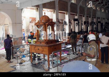 (190421) -- COLOMBO, 21. April 2019 () -- Menschen arbeiten in einer Blastszene in St. Anthony’s Church in Kochchikade in Colombo, Sri Lanka, 21. April 2019. Die Regierung Sri Lankas sagte am Sonntag, dass sieben Menschen wegen der mehrfachen Explosionen verhaftet worden seien, die die Inselnation zu Beginn des Tages erschütterten und bis jetzt mindestens 207 Menschen töteten. () (SPOT NEWS)SRI LANKA-COLOMBO-BLASTS XINHUA PUBLICATIONXNOTXINXCHN Stockfoto