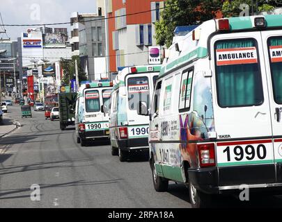 (190421) -- COLOMBO, 21. April 2019 () -- Foto zeigt Krankenwagen auf der Straße nach Sprengungen in Colombo, Sri Lanka, 21. April 2019. Die Regierung Sri Lankas sagte am Sonntag, dass sieben Menschen wegen der mehrfachen Explosionen verhaftet worden seien, die die Inselnation zu Beginn des Tages erschütterten und bis jetzt mindestens 207 Menschen töteten. () (SPOT NEWS)SRI LANKA-COLOMBO-BLASTS XINHUA PUBLICATIONXNOTXINXCHN Stockfoto