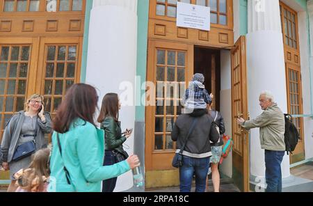 (190421) -- KIEW, 21. April 2019 -- Wählerwarteschlange, um ihre Stimmzettel an einer Wahlstation in Kiew, Ukraine, abzugeben, 21. April 2019. Die Ukrainer begannen am Sonntag in einer zweiten Runde der Präsidentschaftswahlen zwischen dem Schauspieler Wolodymyr Zelenski und dem amtierenden Präsidenten Petro Poroschenko ihre Stimmzettel abzugeben. Chen Junfeng) UKRAINE-KIEW-PRÄSIDENTSCHAFTSWAHL-2. RUNDE Chenjunfeng PUBLICATIONxNOTxINxCHN Stockfoto