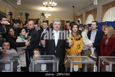 (190421) -- KIEW, 21. April 2019 (Xinhua) -- der amtierende Präsident Petro Poroschenko spricht, nachdem er am 21. April 2019 in einer Wahllokale in Kiew, Ukraine, seine Stimme abgegeben hat. Die Präsidentschaftskandidaten der Ukraine, der amtierende Präsident Petro Poroschenko und der Schauspieler Wolodymyr Zelensky, haben am Sonntag in der zweiten Runde der Präsidentschaftswahlen des Landes ihre Stimme abgegeben. (XINHUA) UKRAINE-KIEW-PRÄSIDENTSCHAFTSWAHL-2. RUNDE PUBLICATIONXNOTXINXCHN Stockfoto
