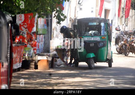 (190421) -- COLOMBO, 21. April 2019 () -- Eine Polizei überprüft verdächtige Objekte auf der Straße in Colombo, Sri Lanka, 21. April 2019. Die Regierung Sri Lankas sagte am Sonntag, dass sieben Menschen wegen der mehrfachen Explosionen verhaftet worden seien, die die Inselnation zu Beginn des Tages erschütterten und bis jetzt mindestens 207 Menschen töteten. () (SPOT NEWS)SRI LANKA-COLOMBO-BLASTS XINHUA PUBLICATIONXNOTXINXCHN Stockfoto