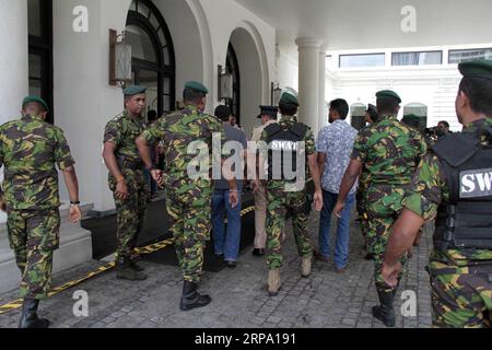 (190421) -- COLOMBO, 21. April 2019 () -- Polizeiarbeit außerhalb des Kingsbury Hotels in Colombo, Sri Lanka, 21. April 2019. Die Regierung Sri Lankas sagte am Sonntag, dass sieben Menschen wegen der mehrfachen Explosionen verhaftet worden seien, die die Inselnation zu Beginn des Tages erschütterten und bis jetzt mindestens 207 Menschen töteten. () (SPOT NEWS)SRI LANKA-COLOMBO-BLASTS XINHUA PUBLICATIONXNOTXINXCHN Stockfoto