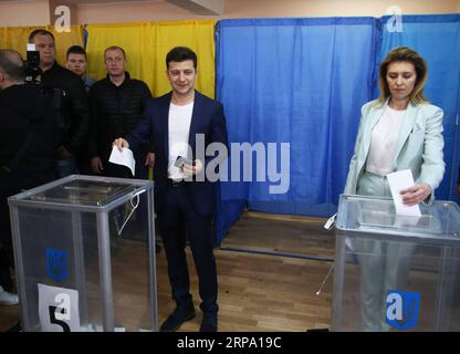 (190421) -- KIEW, 21. April 2019 (Xinhua) -- Kandidat Schauspieler Wolodymyr Zelensky (L) und seine Frau gaben ihre Stimmzettel in einer Wahlstation in Kiew, Ukraine, 21. April 2019. Die Präsidentschaftskandidaten der Ukraine, der amtierende Präsident Petro Poroschenko und der Schauspieler Wolodymyr Zelensky, haben am Sonntag in der zweiten Runde der Präsidentschaftswahlen des Landes ihre Stimme abgegeben. (Xinhua/Sergey) UKRAINE-KIEW-PRÄSIDENTSCHAFTSWAHL-2. RUNDE PUBLICATIONxNOTxINxCHN Stockfoto