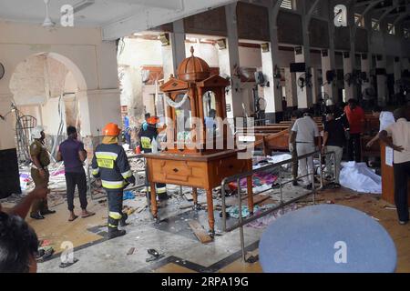 (190421) -- COLOMBO, 21. April 2019 () -- Menschen arbeiten in einer Blastszene in St. Anthony’s Church in Kochchikade in Colombo, Sri Lanka, 21. April 2019. Die Regierung Sri Lankas sagte am Sonntag, dass sieben Menschen wegen der mehrfachen Explosionen verhaftet worden seien, die die Inselnation zu Beginn des Tages erschütterten und bis jetzt mindestens 207 Menschen töteten. () (SPOT NEWS)SRI LANKA-COLOMBO-BLASTS XINHUA PUBLICATIONXNOTXINXCHN Stockfoto