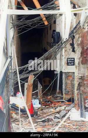 (190421) -- COLOMBO, 21. April 2019 () -- Foto zeigt eine Blastszene in St. Anthony’s Church in Kochchikade in Colombo, Sri Lanka, 21. April 2019. Die Regierung Sri Lankas sagte am Sonntag, dass sieben Menschen wegen der mehrfachen Explosionen verhaftet worden seien, die die Inselnation zu Beginn des Tages erschütterten und bis jetzt mindestens 207 Menschen töteten. () (SPOT NEWS)SRI LANKA-COLOMBO-BLASTS XINHUA PUBLICATIONXNOTXINXCHN Stockfoto