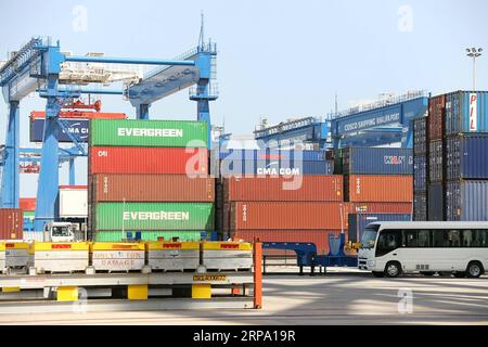 (190421) -- ABU DHABI, 21. April 2019 (Xinhua) -- Foto aufgenommen am 20. April 2019 zeigt CSP Abu Dhabi Terminal am Khalifa Hafen in Abu Dhabi, Vereinigte Arabische Emirate. CSCL Mercury, ein chinesisches Containerschiff mit einer Kapazität von 14.000 TEU (20 Fuß äquivalente Einheit), wurde am Samstag der erste Besucher des CSP Abu Dhabi Terminal des Khalifa-Hafens in den Vereinigten Arabischen Emiraten (VAE). Das von der chinesischen COSCO Shipping Ports Limited (CSP) und Abu Dhabi Ports errichtete und betriebene CSP Abu Dhabi Terminal verfügt über eine Kapazität von 2,5 Mio. TEU und beginnt mit einer Umschlagskapazität von 1,5 Mio. TEU. (Xinhu Stockfoto