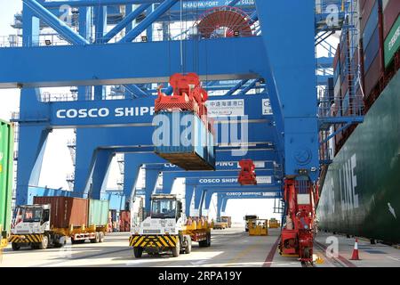 (190421) -- ABU DHABI, 21. April 2019 (Xinhua) -- Foto aufgenommen am 20. April 2019 zeigt CSP Abu Dhabi Terminal am Khalifa Hafen in Abu Dhabi, Vereinigte Arabische Emirate. CSCL Mercury, ein chinesisches Containerschiff mit einer Kapazität von 14.000 TEU (20 Fuß äquivalente Einheit), wurde am Samstag der erste Besucher des CSP Abu Dhabi Terminal des Khalifa-Hafens in den Vereinigten Arabischen Emiraten (VAE). Das von der chinesischen COSCO Shipping Ports Limited (CSP) und Abu Dhabi Ports errichtete und betriebene CSP Abu Dhabi Terminal verfügt über eine Kapazität von 2,5 Mio. TEU und beginnt mit einer Umschlagskapazität von 1,5 Mio. TEU. (Xinhu Stockfoto