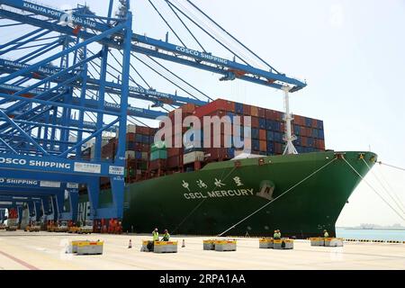 (190421) -- ABU DHABI, 21. April 2019 (Xinhua) -- Foto aufgenommen am 20. April 2019 zeigt CSP Abu Dhabi Terminal am Khalifa Hafen in Abu Dhabi, Vereinigte Arabische Emirate. CSCL Mercury, ein chinesisches Containerschiff mit einer Kapazität von 14.000 TEU (20 Fuß äquivalente Einheit), wurde am Samstag der erste Besucher des CSP Abu Dhabi Terminal des Khalifa-Hafens in den Vereinigten Arabischen Emiraten (VAE). Das von der chinesischen COSCO Shipping Ports Limited (CSP) und Abu Dhabi Ports errichtete und betriebene CSP Abu Dhabi Terminal verfügt über eine Kapazität von 2,5 Mio. TEU und beginnt mit einer Umschlagskapazität von 1,5 Mio. TEU. (Xinhu Stockfoto