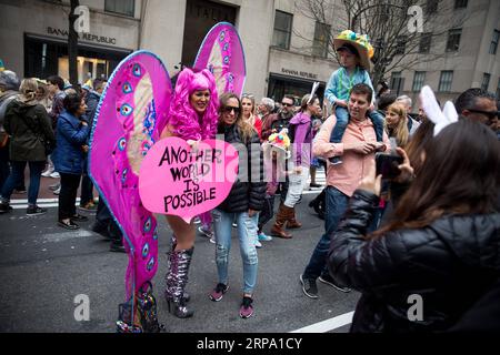 (190421) -- NEW YORK, 21. April 2019 -- Feiernde mit kreativen Kostümen nehmen an der jährlichen Osterparade und dem Easter Bonnet Festival in New York, USA, am 21. April 2019 Teil. Erwachsene, Kinder und sogar Haustiere in kreativen bunten Hauben und Outfits nahmen am Sonntag an der jährlichen Osterparade und dem Osterbonnet Festival in New York Teil, das Tausende von Anwohnern und Touristen anzog. Der Wettbewerb ist eine New Yorker Tradition, die bis in die 1870er Jahre zurückreicht. U.S.-NEW YORK-EASTER PARADE-BONNET FESTIVAL MICHAELXNAGLE PUBLICATIONXNOTXINXCHN Stockfoto