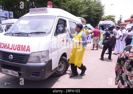 (190422) -- COLOMBO, 22. April 2019 -- Krankenwagen werden außerhalb eines Krankenhauses in Negombo, nördlich von Colombo, Sri Lanka, am 21. April 2019 gesehen. Die Polizei Sri Lankas sagte am Sonntag, dass 13 Menschen wegen einer Reihe von Explosionen verhaftet worden seien, bei denen 228 Menschen auf der ganzen Insel getötet wurden. (SPOT NEWS)SRI LANKA-NEGOMBO-BLASTS SAMILA PUBLICATIONXNOTXINXCHN Stockfoto