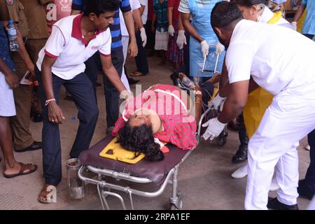 (190422) -- COLOMBO, 22. April 2019 -- eine verletzte Frau wird auf einer trage in einem Krankenhaus in Negombo, nördlich von Colombo, Sri Lanka, am 21. April 2019 getragen. Die Polizei Sri Lankas sagte am Sonntag, dass 13 Menschen wegen einer Reihe von Explosionen verhaftet worden seien, bei denen 228 Menschen auf der ganzen Insel getötet wurden. (SPOT NEWS)SRI LANKA-NEGOMBO-BLASTS SAMILA PUBLICATIONXNOTXINXCHN Stockfoto