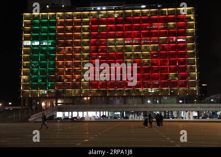 (190422) -- TEL AVIV, 22. April 2019 -- das Gebäude der Gemeinde Tel Aviv wird am 21. April 2019 mit einer Flagge Sri Lankas beleuchtet. Die mehrfachen Angriffe auf Kirchen und Hotels in Sri Lanka am Sonntag haben mehr als 200 Menschen getötet, bisher mehr als 450 verletzt. JINI/Gideon Markowicz) ISRAEL-TEL AVIV-MOURNING-SRI LANKA-BLAST OPFERGUOYU PUBLICATIONxNOTxINxCHN Stockfoto