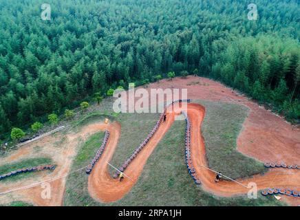 (190422) -- PEKING, 22. April 2019 -- Menschen nehmen am 2019 Xiaker Nation International Obstacle Course Race in Deqing, ostchinesische Provinz Zhejiang, am 21. April 2019 Teil. ) XINHUA FOTOS DES TAGES XuxYu PUBLICATIONxNOTxINxCHN Stockfoto