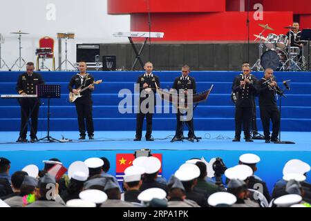 (190422) -- QINGDAO, 22. April 2019 -- Eine Militärband aus Thailand tritt während einer gemeinsamen Militärmusikshow auf, die anlässlich des 70. Gründungsjubiläums der Volksbefreiungsarmee Navy in Qingdao, der ostchinesischen Provinz Shandong, am 22. April 2019 stattfand. Die Militärkapellen aus China, Thailand, Vietnam, Bangladesch und Indien traten bei der Veranstaltung auf. Über 1.200 Personen, darunter Offiziere und Soldaten von Marineschiffen aus dem in- und Ausland und Qingdao-Bürger, sahen die Vorstellung. Zhu Zheng) CHINA-SHANDONG-QINGDAO-MILITARY MUSIC DISPLAY (CN) WangxYuguo PUBLICATIONxNOTxINxCHN Stockfoto