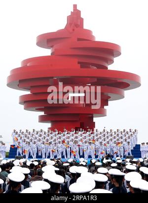 (190422) -- QINGDAO, 22. April 2019 -- Eine gemeinsame Militärmusikausstellung findet statt, um den 70. Gründungsjubiläum der Volksbefreiungsarmee Navy in Qingdao, der ostchinesischen Provinz Shandong, am 22. April 2019 zu feiern. Die Militärkapellen aus China, Thailand, Vietnam, Bangladesch und Indien traten bei der Veranstaltung auf. Über 1.200 Personen, darunter Offiziere und Soldaten von Marineschiffen aus dem in- und Ausland und Qingdao-Bürger, sahen die Vorstellung. ) CHINA-SHANDONG-QINGDAO-MILITARY MUSIC DISPLAY (CN) WANGXYUGUO PUBLICATIONXNOTXINXCHN Stockfoto