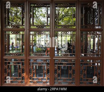 (190422) -- LOS ANGELES, 22. April 2019 (Xinhua) -- Menschen essen im chinesischen Garten Liu Fang Yuan in der Huntington Library, Art Collections and Botanical Gardens in Los Angeles, USA, 21. April 2019. Inspiriert von den chinesischen Gärten von Suzhou, einer chinesischen Stadt, die für ihre alten Gärten bekannt ist, ist Liu Fang Yuan oder der Garten des fließenden Duftes einer der größten chinesischen Gärten im Ausland. Das Wort liu fang oder fließender Duft bezieht sich auf den Duft von Blumen und Bäumen, einschließlich der Kiefer, Lotus, Pflaume und anderen Pflanzen, die hier gefunden werden. (Xinhua/Li Ying) U.S.-LOS ANGELES-PARK Stockfoto