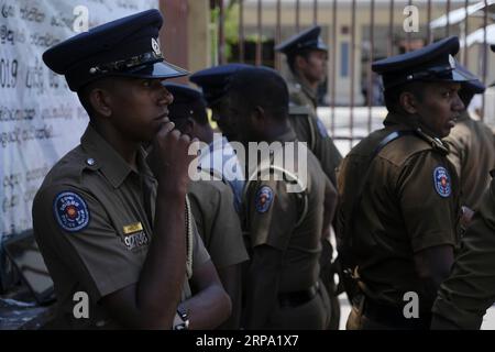 (190422) -- COLOMBO, 22. April 2019 (Xinhua) -- Polizei vor dem Colombo National Hospital in Colombo, Hauptstadt Sri Lankas, 22. April 2019. Die Zahl der Todesopfer durch die mehrfachen Explosionen, die Sri Lanka am Sonntag erschütterten, ist auf 290 gestiegen, während über 500 verletzt wurden, sagte die Polizei am Montag. (Xinhua/Wang Shen) SRI LANKA-COLOMBO-BLASTS-TODESOPFER PUBLICATIONxNOTxINxCHN Stockfoto