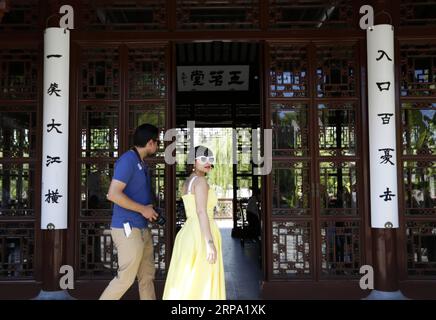 (190422) -- LOS ANGELES, 22. April 2019 (Xinhua) -- Menschen besuchen den chinesischen Garten Liu Fang Yuan in der Huntington Library, Kunstsammlungen und Botanischen Gärten in Los Angeles, USA, 21. April 2019. Inspiriert von den chinesischen Gärten von Suzhou, einer chinesischen Stadt, die für ihre alten Gärten bekannt ist, ist Liu Fang Yuan oder der Garten des fließenden Duftes einer der größten chinesischen Gärten im Ausland. Das Wort liu fang oder fließender Duft bezieht sich auf den Duft von Blumen und Bäumen, einschließlich der Kiefer, Lotus, Pflaume und anderen Pflanzen, die hier gefunden werden. (Xinhua/Li Ying) U.S.-LOS ANGELES-PARK PUBLICA Stockfoto