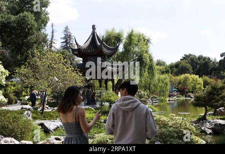 (190422) -- LOS ANGELES, 22. April 2019 (Xinhua) -- Menschen besuchen den chinesischen Garten Liu Fang Yuan in der Huntington Library, Kunstsammlungen und Botanischen Gärten in Los Angeles, USA, 21. April 2019. Inspiriert von den chinesischen Gärten von Suzhou, einer chinesischen Stadt, die für ihre alten Gärten bekannt ist, ist Liu Fang Yuan oder der Garten des fließenden Duftes einer der größten chinesischen Gärten im Ausland. Das Wort liu fang oder fließender Duft bezieht sich auf den Duft von Blumen und Bäumen, einschließlich der Kiefer, Lotus, Pflaume und anderen Pflanzen, die hier gefunden werden. (Xinhua/Li Ying) U.S.-LOS ANGELES-PARK PUBLICA Stockfoto